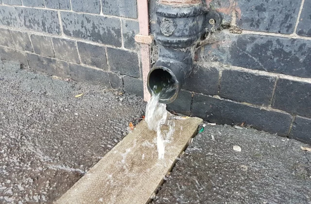 Водосточная труба с отводом дождевой воды в сторону от септика на участке