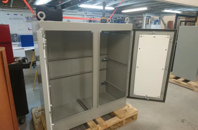 Техническая комната дачного дома с блоком автоматики насоса и GSM-антенной